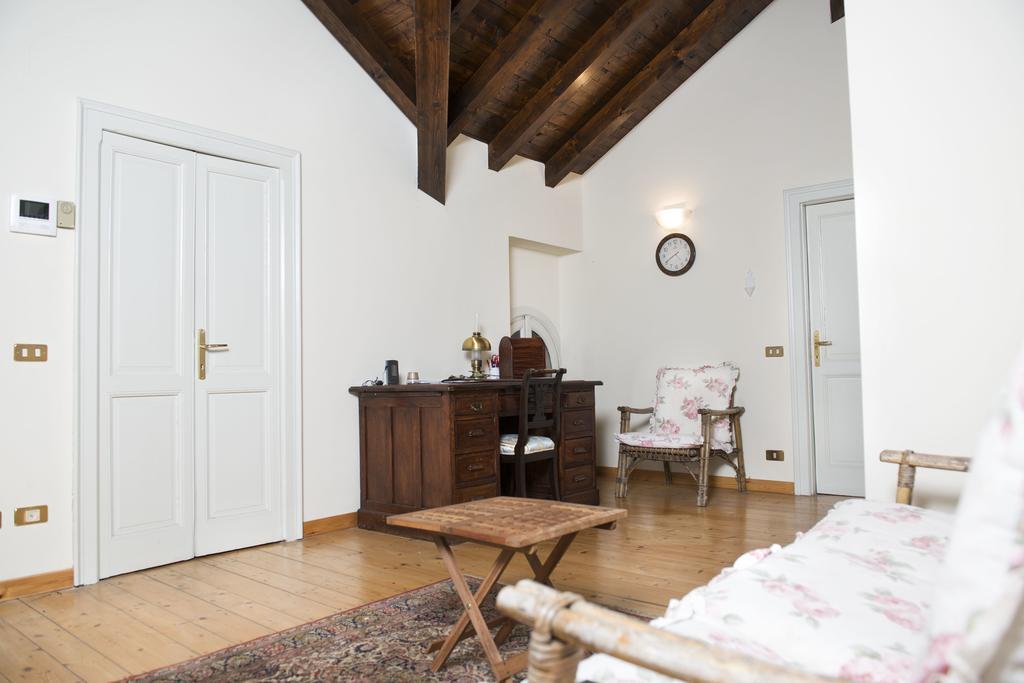 Villa Pinetina B&B Lasnigo Bilik gambar