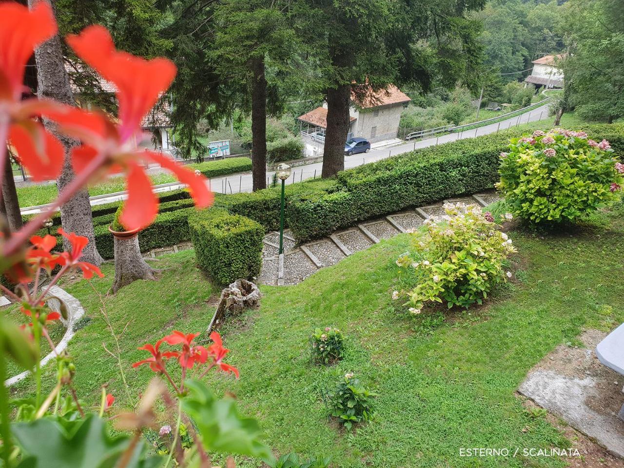 Villa Pinetina B&B Lasnigo Luaran gambar